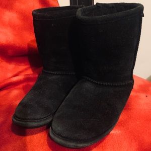 Size 1 black Bearpaw boots.